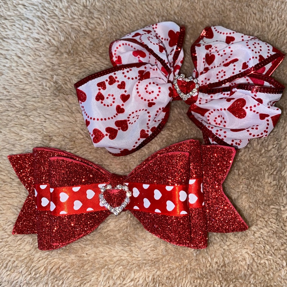 Red and white hearted bows.